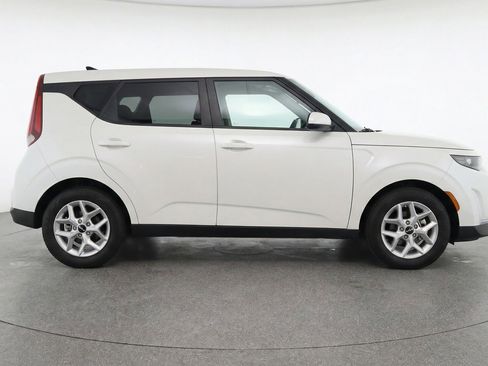 Used 2025 Kia Soul LX w/ LX Technology Package FWD image 11