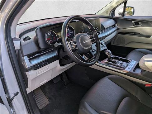 Used 2023 Kia Carnival LX image 9