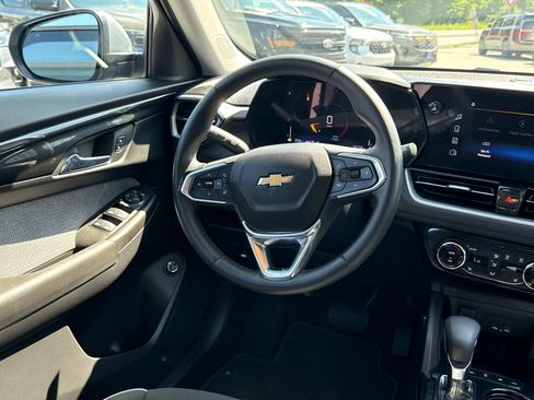Used 2025 Chevrolet TrailBlazer LT w/ Convenience Package AWD/4WD image 25