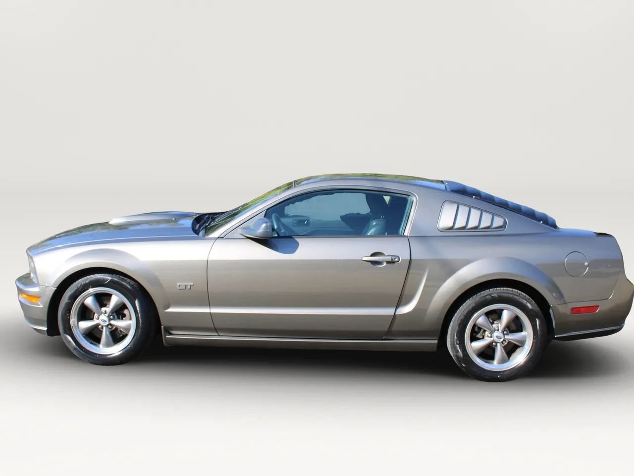 Used 2005 Ford Mustang GT RWD image 5