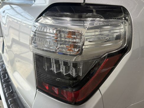 Used 2017 Toyota 4Runner SR5 Premium image 4