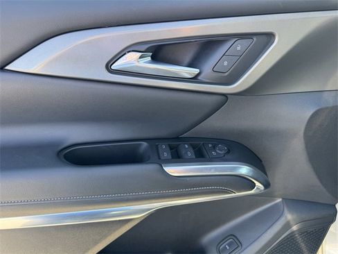 Used 2025 Chevrolet Traverse LT image 18