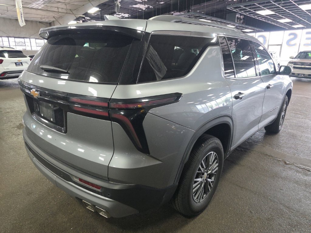 Used 2026 Chevrolet Traverse LT FWD image 2