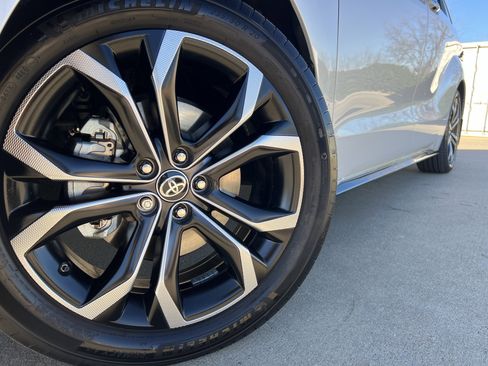 Used 2025 Toyota Sienna Platinum image 16