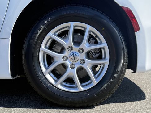 Used 2023 Chrysler Pacifica Touring-L image 11