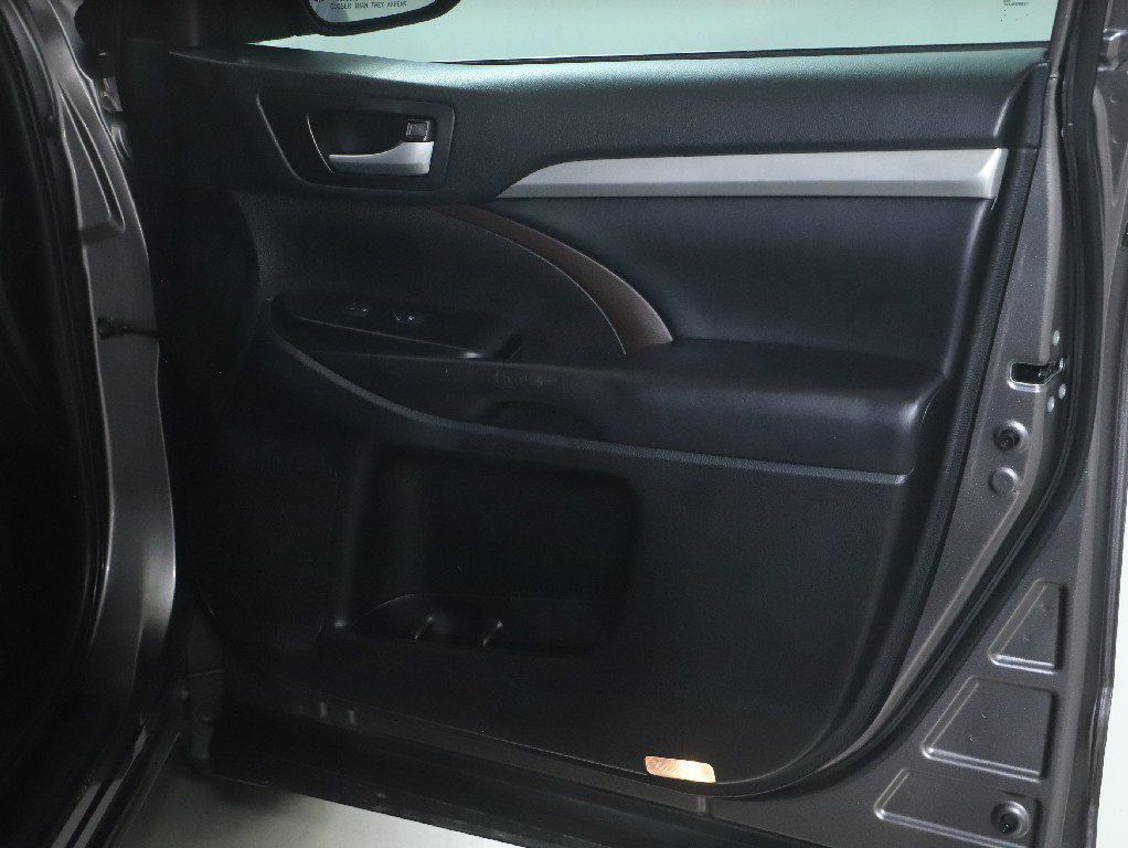 Used 2019 Toyota Highlander XLE FWD image 34