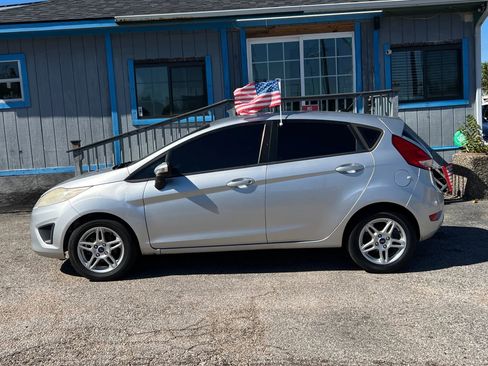 Used 2013 Ford Fiesta SE image 9