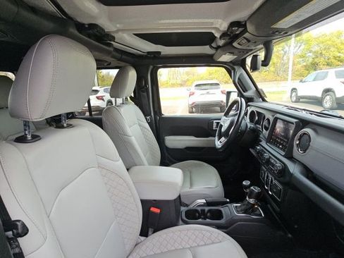 Used 2021 Jeep Gladiator Overland image 25