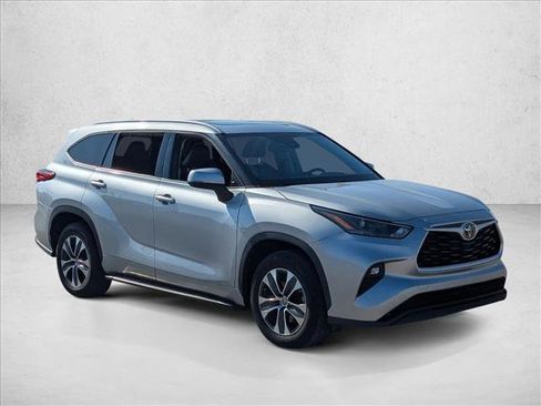 Used 2022 Toyota Highlander XLE image 3