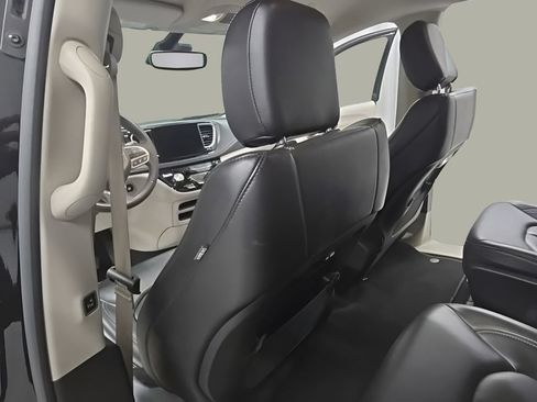 Used 2023 Chrysler Pacifica Touring-L FWD image 15