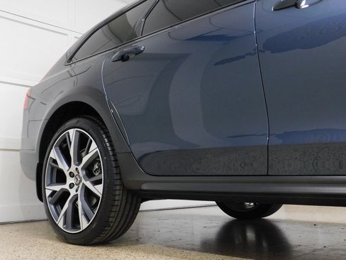 Used 2026 Volvo V90 B6 Cross Country Ultra image 8