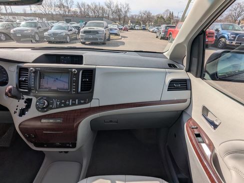 Used 2013 Toyota Sienna Limited w/ Premium Pkg image 18