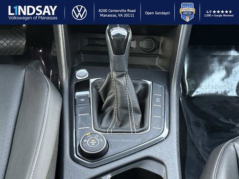 Used 2022 Volkswagen Tiguan SE w/ Panoramic Sunroof Package image 16