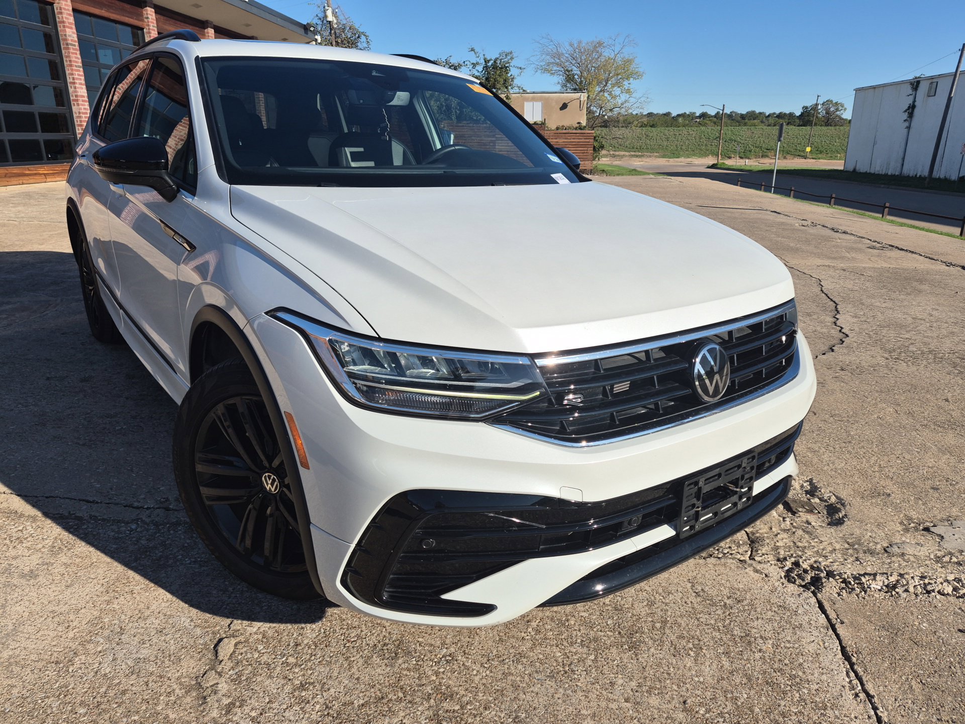 Used 2022 Volkswagen Tiguan SE R-Line FWD image 3