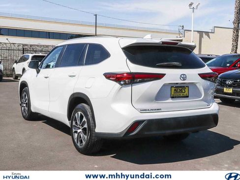 Used 2023 Toyota Highlander XLE FWD image 2