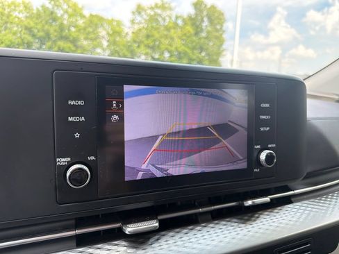 Used 2024 Kia Carnival LX FWD image 29