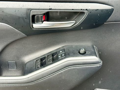 Used 2020 Toyota Highlander XLE image 19