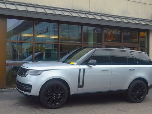 Used 2025 Land Rover Range Rover SE image 1