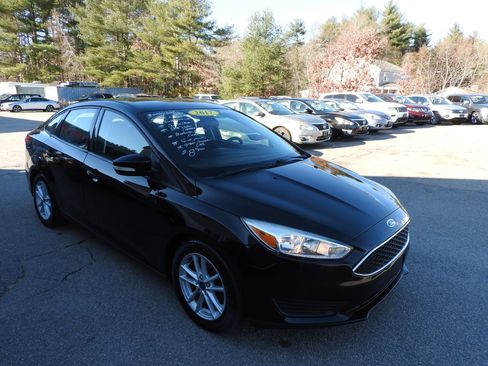 Used 2017 Ford Focus SE image 2