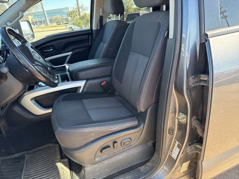 Used 2020 Nissan Titan SV w/ SV Convenience Package image 12