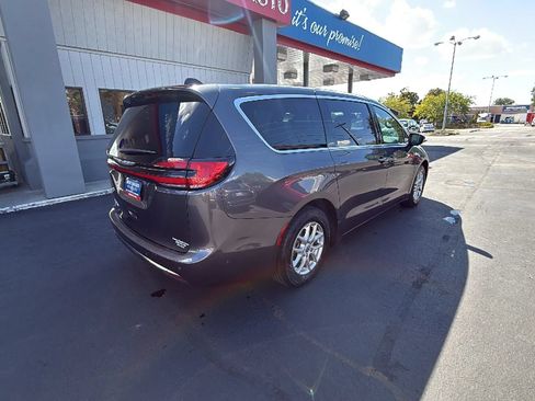 Used 2023 Chrysler Pacifica Touring FWD image 6