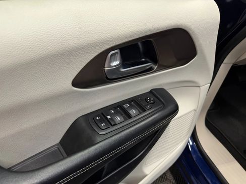 Used 2020 Chrysler Voyager Lxi FWD image 26