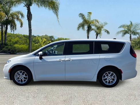 Used 2023 Chrysler Pacifica Touring-L FWD image 2