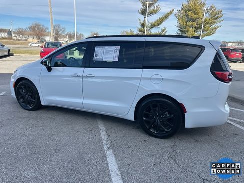 Used 2025 Chrysler Pacifica Limited image 21