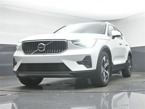 Used 2023 Volvo XC40 B4 Plus w/ Protection Package Premier image 11