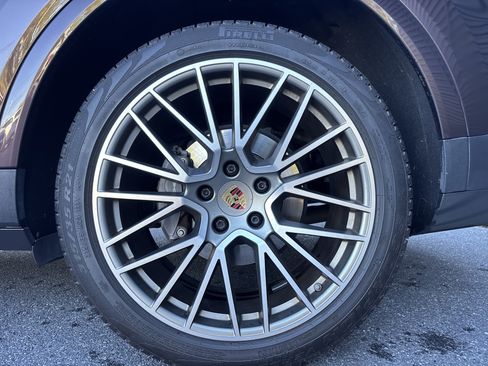 Certified 2022 Porsche Cayenne Platinum Edition image 36