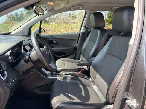Used 2018 Chevrolet Trax LT w/ LT Convenience Package image 18