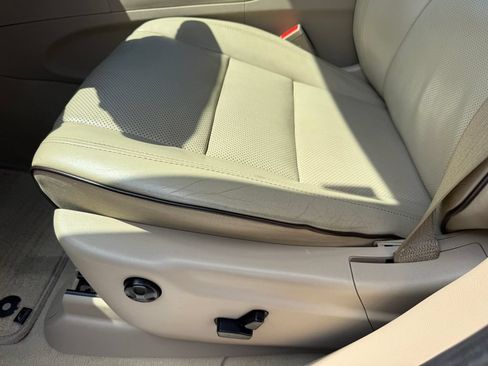 Used 2019 Jeep Grand Cherokee Overland AWD/4WD image 23