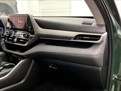 Used 2024 Toyota Highlander XLE image 16