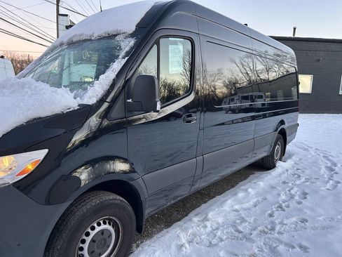 Used 2023 Mercedes-Benz Sprinter 2500 image 2