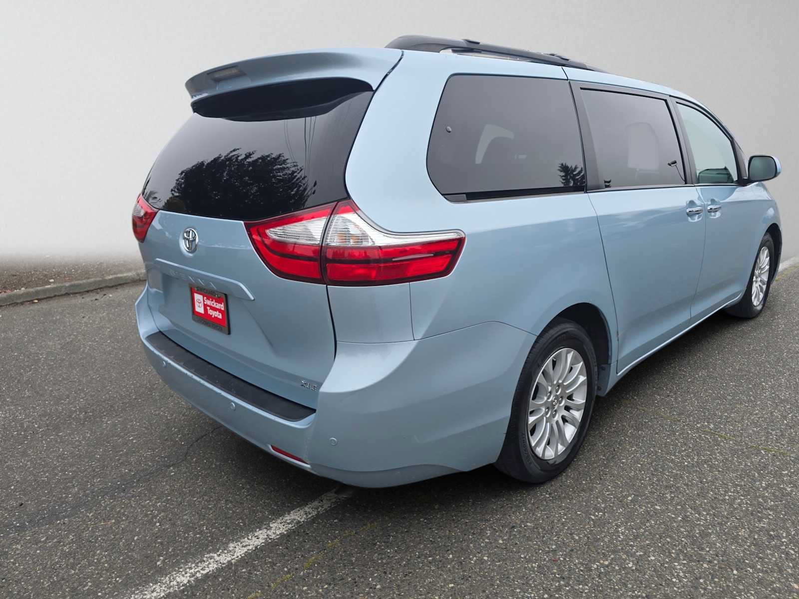 Used 2016 Toyota Sienna XLE w/ XLE Navigation Package FWD image 3