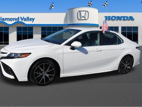 Used 2023 Toyota Camry SE image 3