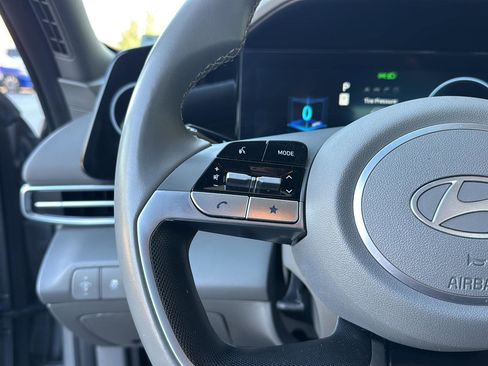 Used 2025 Hyundai Elantra SEL image 18