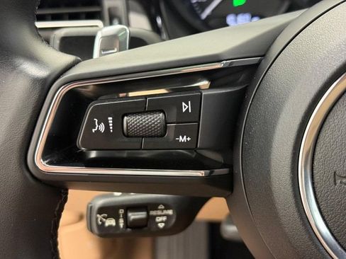 Certified 2025 Porsche Macan AWD/4WD image 20