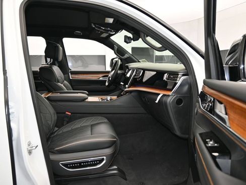 Used 2024 Jeep Grand Wagoneer Series III AWD/4WD image 38