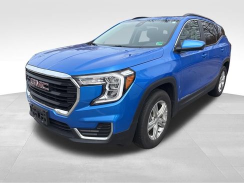 Used 2024 GMC Terrain SLE w/ Driver Convenience Package FWD image 2