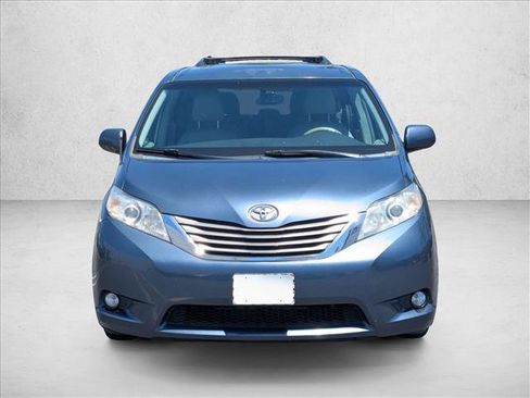 Used 2014 Toyota Sienna XLE FWD image 2