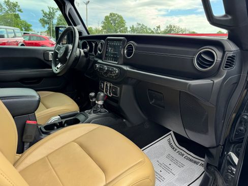 Used 2018 Jeep Wrangler Unlimited Sahara w/ Dual Top Group AWD/4WD image 18