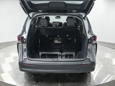 Used 2024 Toyota Sienna XLE w/ XLE Plus Package FWD image 6