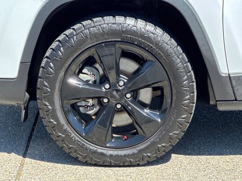 Used 2020 Jeep Cherokee Latitude Plus AWD/4WD image 11