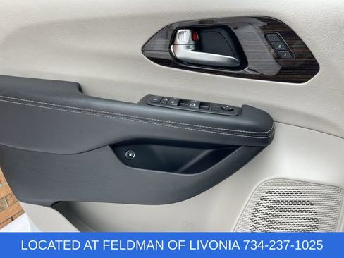 Used 2023 Chrysler Pacifica Limited image 23