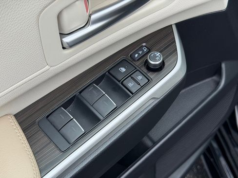 Used 2023 Toyota Sienna Limited image 12