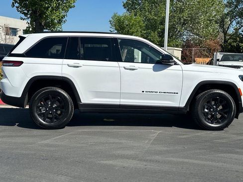New 2026 Jeep Grand Cherokee Altitude image 3