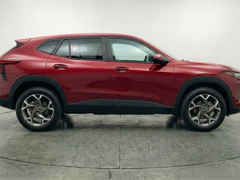 Used 2025 Chevrolet Trax LT w/ LT Convenience Package FWD image 11