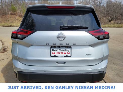 Certified 2025 Nissan Rogue SV image 4