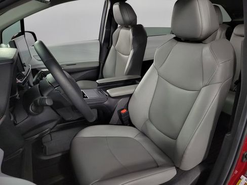 Used 2025 Toyota Sienna XLE w/ XLE Plus Package image 15